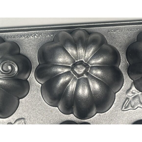 NORDIC WARE USA 12 Cakelet Cupcake Bundt Muffin PUMPKIN PATCH PAN 6 Cup 1.4L EUC - Picture 6 of 6
